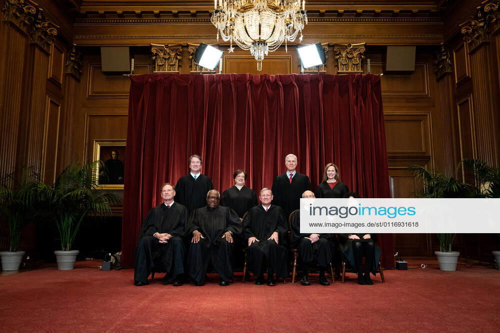 USA, Mitglieder des Supreme Court bei Fotoshooting in Washington Members of the Supreme Court pose for a group photo at the Supreme Court in Washington, DC on Friday, April 23, 2021. Seated from left: Associate Justice Samuel Alito, Associate Justice Clarence Thomas, Chief Justice John Roberts, Associate Justice Stephen Breyer and Associate Justice Sonia Sotomayor, Standing from left: Associate Justice Brett Kavanaugh, Associate Justice Elena Kagan, Associate Justice Neil Gorsuch and Associate Justice Amy Coney Barrett. Pool photo by Erin Schaff WAX20210423238 ErinxSchaff