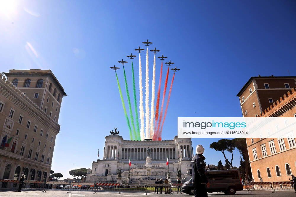 Tricolor arrows passing over the Victor Emmanuel II National Monument (monument to the unknown soldier) in Piazza Venezia in occasion of the anniversary of the of Italy s liberation from nazi-fascism (Liberation Day). Rome (Italy), April 25th 2021 Photo Samantha Zucchi Insidefoto SamanthaxZucchi