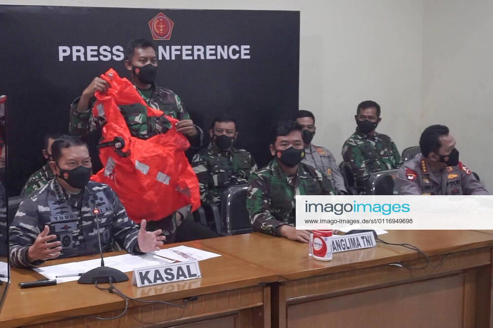 (210425) -- BALI, April 25, 2021 -- A military officer shows a life jacket believed to be from the sunk Indonesian Navy submarine KRI Nanggala-402 during a press conference at Ngurah Rai Airport in Bali, Indonesia, April 25, 2021. The wreckage of the missing Indonesian submarine was located on the sea floor off Bali Island on Sunday with all 53 crew members aboard dead, top military officers said. (Photo by Xinhua) (SPOT NEWS)INDONESIA-BALI-SUBMARINE-PRESS CONFERENCE Bisinglasi