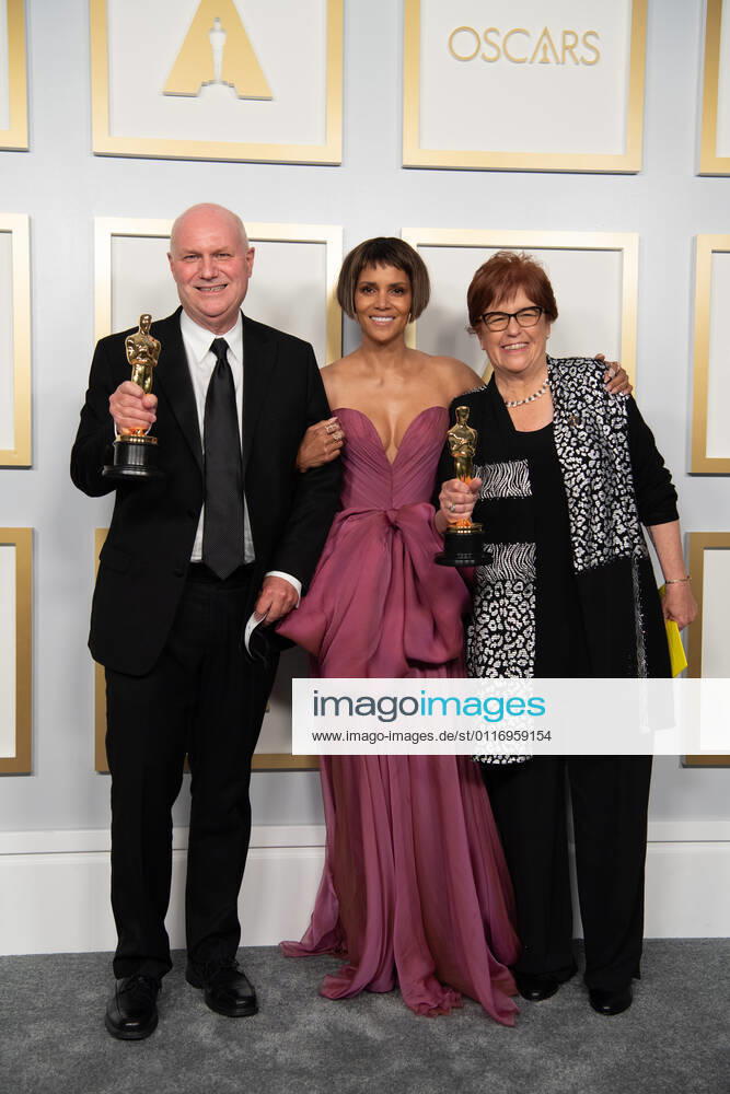 Halley Berry (Center) poses Donald Graham (L) and Jan Pascale (R) backstage with the Oscar for Production Design during the live ABC Telecast of The 93rd Oscars at Union Station in Los Angeles. Los Angeles USA - ZUMAz03_ 20210425_sso_z03_208