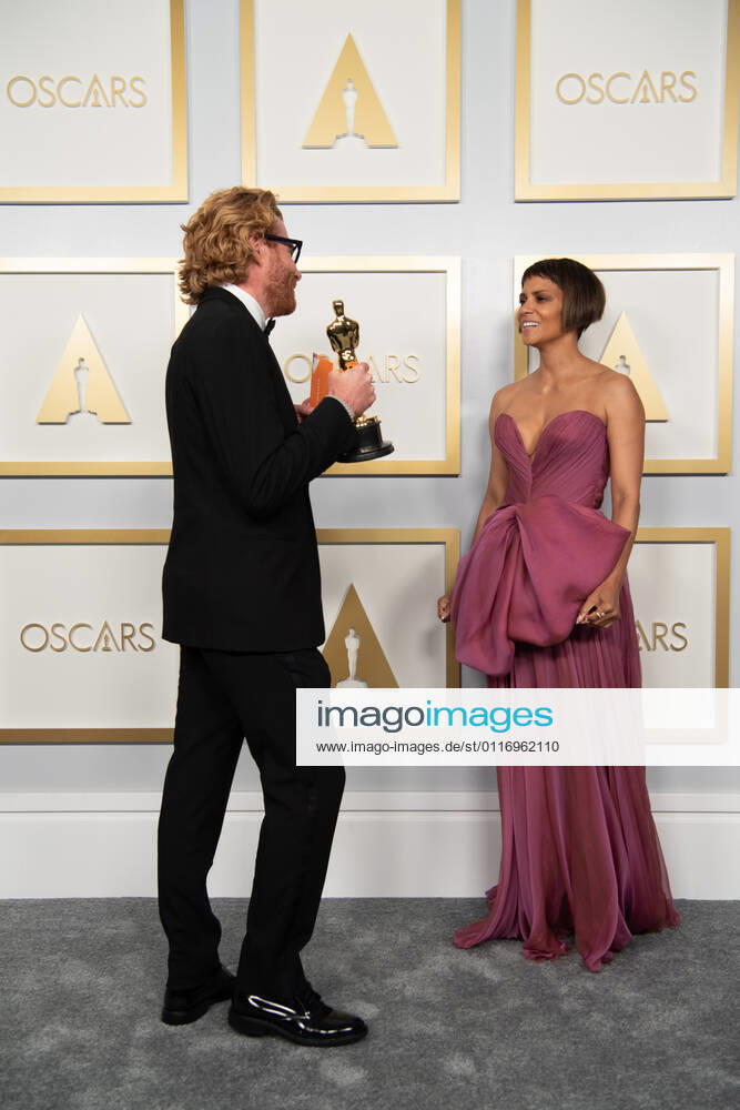 Erik Messerschmidt backstage with the Oscar for Cinematography and presenter, Halle Berry during the live ABC Telecast of The 93rd Oscars at Union Station in Los Angeles. Los Angeles USA - ZUMAz03_ 20210425_sso_z03_203
