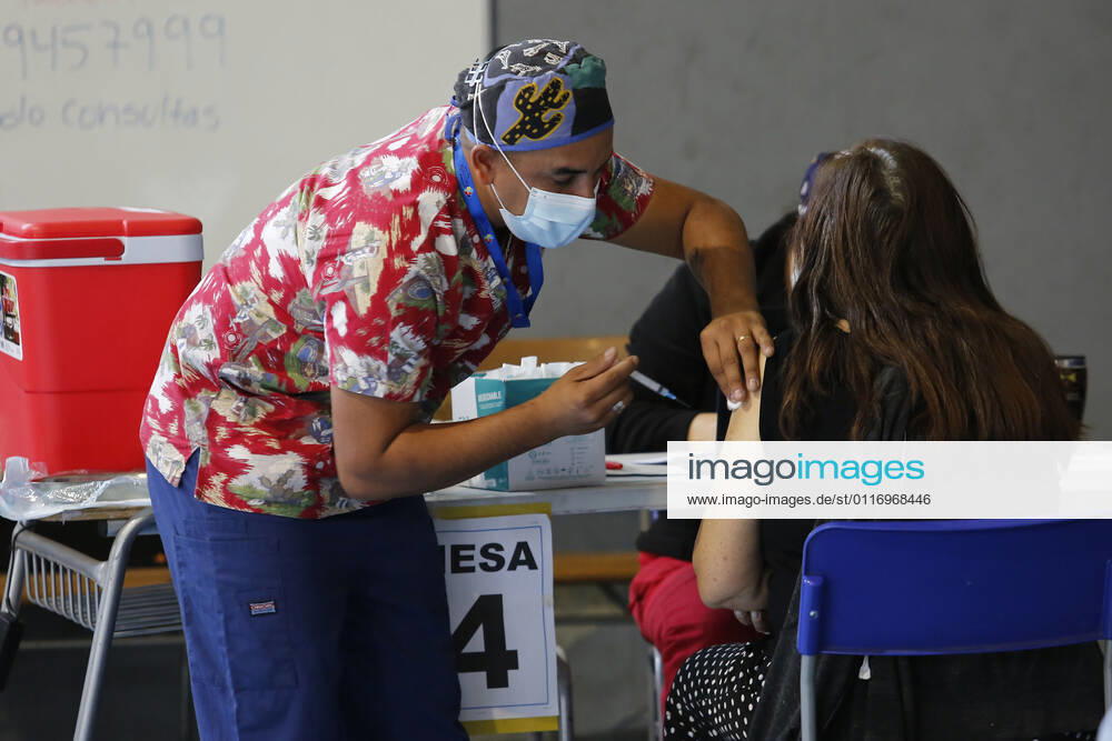 Continued vaccination of people between 45 and 46 years against the coronavirus pandemic in Recoleta Marcelo Hernandez Atonchile, SANTIAGO CHILE Aton 504898
