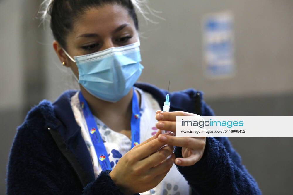 Continued vaccination of people between 45 and 46 years against the coronavirus pandemic in Recoleta Marcelo Hernandez Atonchile, SANTIAGO CHILE Aton 504904