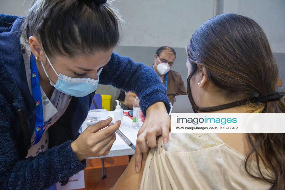 Continued vaccination of people between 45 and 46 years against the coronavirus pandemic in Recoleta Marcelo Hernandez Atonchile, SANTIAGO CHILE Aton 504913