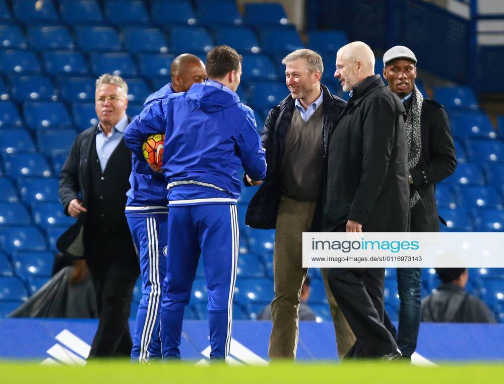 Chelsea v Sunderland . . London, UK . . 19.12.2015 Roman Abramovich (Chelsea owner) shakes hands with staff on the pitch, with Guus Hiddink (Chelsea interim manager), left, Eugene Tenenbaum (Chelsea Director) and Didier Drogba. Chelsea v Sunderland London UK 19 12 2015 Novel Abramovich Chelsea Owner Shakes Hands with Staff ON The Pitch with Guus Hiddink Chelsea Interim Manager left Eugene Tenenbaum Chelsea Director and Didier Drogba imago 22237123