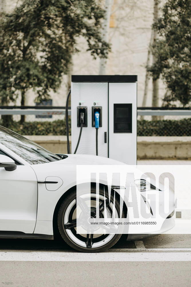 IMAGO Creative: Motorsport, Innovation und Nachhaltigkeit IMAGO Creative: Corporate: Klimaschutz, Digitalisierung und Urbanisierung IMAGO Creative: Klimawandel - Zukunft und Innovation Electric car charging at station on city street GMCF00118
