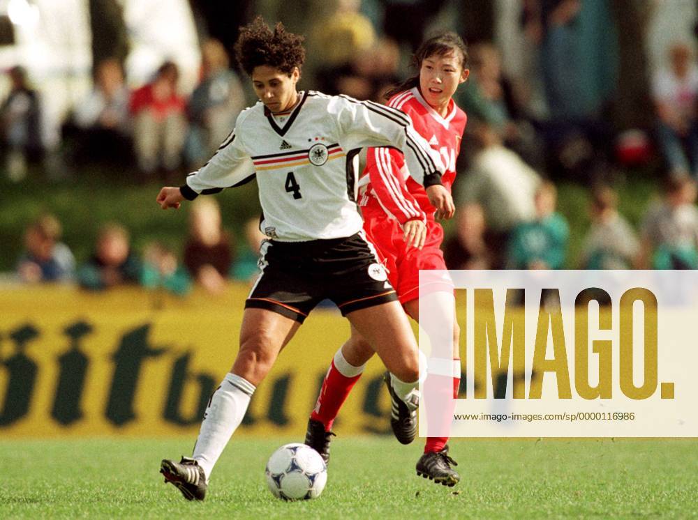 Steffi Jones (Deutschland) setzt sich am Ball gegen Jin Yan (China, re.) durch Fußball Länderspiel Damen Frauennationalmannschaft Deutschland 1999, Frau, Frauen, Frauenfußball, Nationalteam, Nationaltrikot Gruppe Holzwickede Dynamik, Kampf,