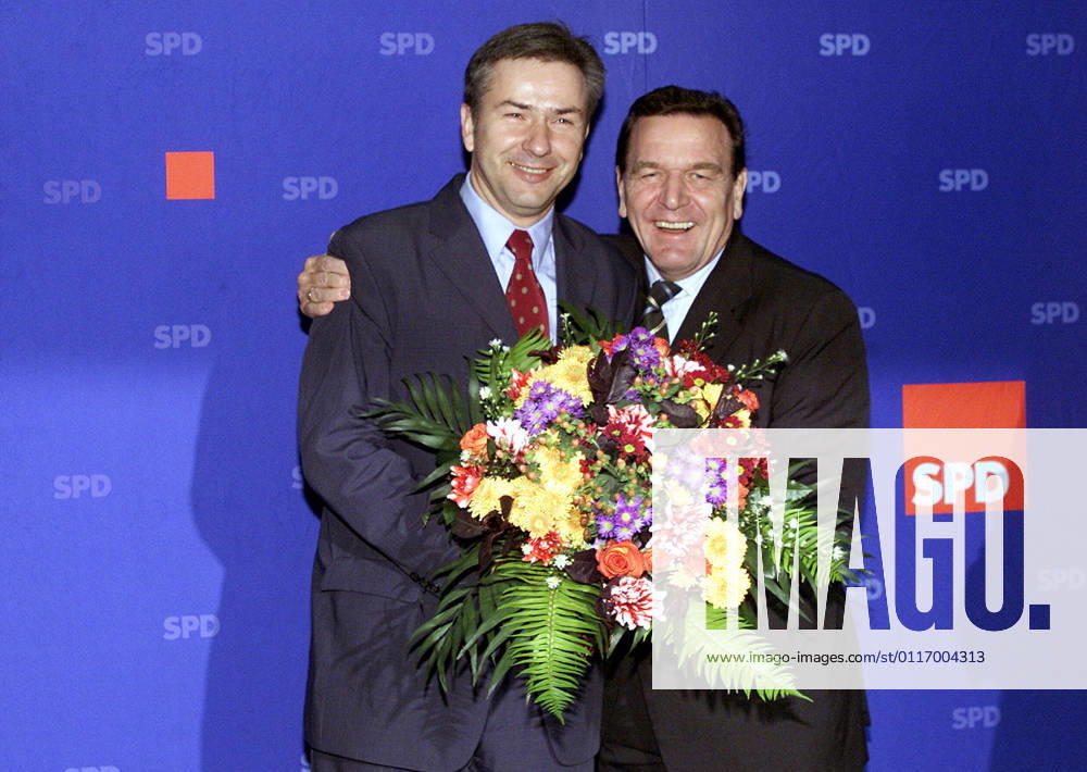 Schroeder congratulates Wowereit Chancellor Gerhard Schroeder congratulates Klaus Wowereit after his election victory, governing mayor of Berlin, one day after the elections for the Berlin House of Representatives, before the beginning of a party executive meeting, Berlin, 22 10 2001, Berlin Germany