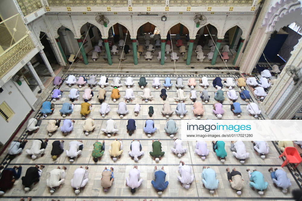 Prayagraj: Muslim devotee offer Friday prayer at Washi Ullah Mosque during holy Ramadan month in Prayagraj on Friday, April 30, 2021. Prayagraj India - ZUMAv115 20210430_zap_v115_003