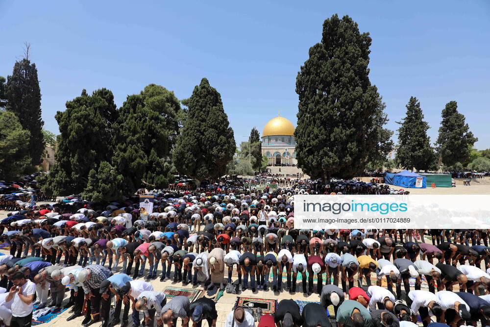 Jerusalem, Jerusalem, Palestinian Territory: Palestinian worshippers pray outside the Dome of the Rock in Jerusalem s Al-Aqsa Mosque compound, Islam s third holiest site, on the third Friday of the holy month of Ramadan, on April 30, 2021 Jerusalem Palestinian Territory - ZUMAap3_ 20210430_zaf_ap3_100