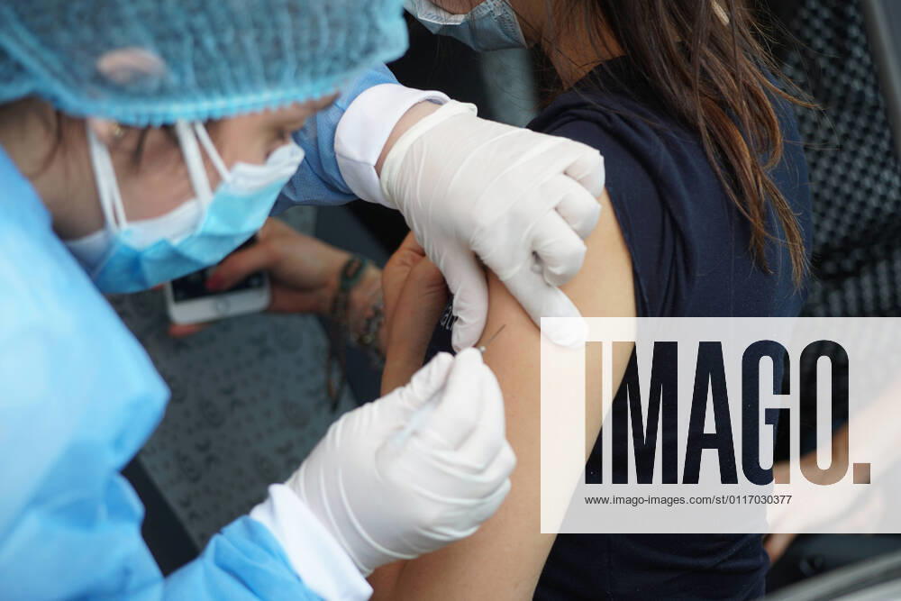 IMAGO Creative: 2022 Aussichten Health nurses apply a dose of the Pfizer BioNTech vaccine in Bogota Bogota Colombia