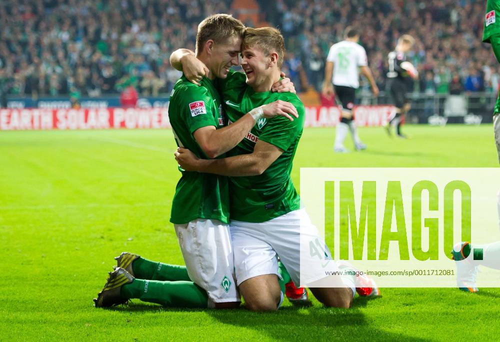 FUSSBALL 1. BUNDESLIGA SAISON 2012 2013 8. Spieltag SV Werder Bremen - Borussia Mönchengladbach 20.10.2012 Torjubel nach dem 4:0: Nils Petersen und Niclas Füllkrug (v.l., alle SV Werder Bremen)