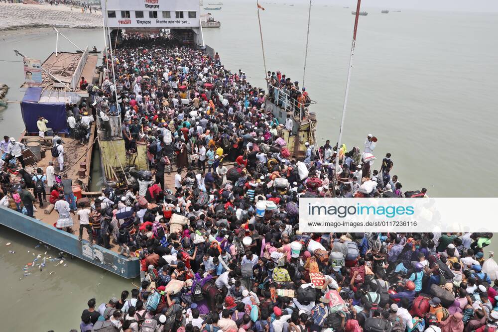 May, 08, 2021 People packed on a ferry as they leave the capital city to their homes as Bangladesh s authorities imposes lockdown amid the Covid-19 coronavirus spread in Dhaka, Bangladesh Dhaka Bangladesh - ZUMAr338 20210508_zip_r338_005