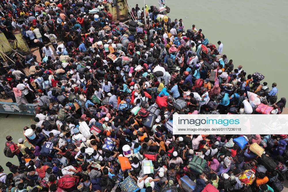 May, 08, 2021 People packed on a ferry as they leave the capital city to their homes as Bangladesh s authorities imposes lockdown amid the Covid-19 coronavirus spread in Dhaka, Bangladesh Dhaka Bangladesh - ZUMAr338 20210508_zip_r338_007