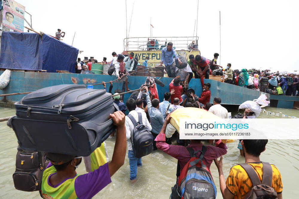 May, 08, 2021 People leave the capital city to their homes as Bangladesh s authorities imposes lockdown amid the Covid-19 coronavirus spread in Dhaka, Bangladesh Dhaka Bangladesh - ZUMAr338 20210508_zip_r338_012