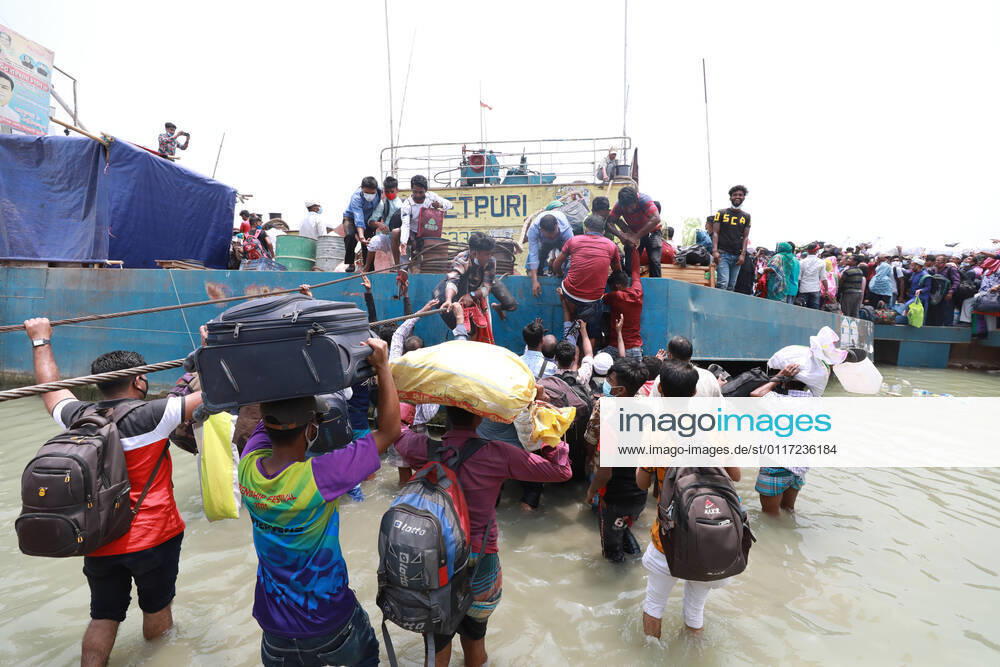 May, 08, 2021 People leave the capital city to their homes as Bangladesh s authorities imposes lockdown amid the Covid-19 coronavirus spread in Dhaka, Bangladesh Dhaka Bangladesh - ZUMAr338 20210508_zip_r338_013