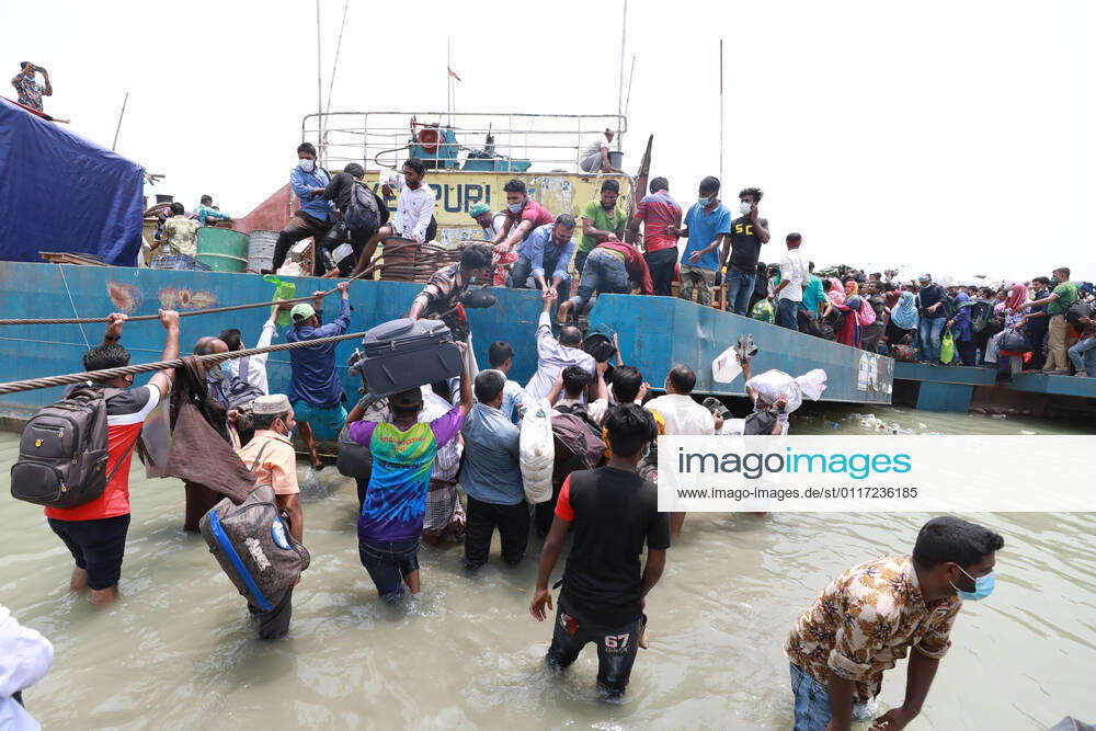 May, 08, 2021 People leave the capital city to their homes as Bangladesh s authorities imposes lockdown amid the Covid-19 coronavirus spread in Dhaka, Bangladesh Dhaka Bangladesh - ZUMAr338 20210508_zip_r338_014