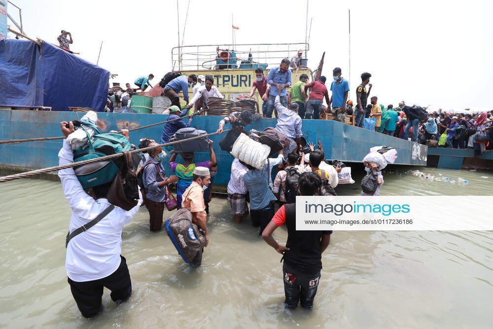 May, 08, 2021 People leave the capital city to their homes as Bangladesh s authorities imposes lockdown amid the Covid-19 coronavirus spread in Dhaka, Bangladesh Dhaka Bangladesh - ZUMAr338 20210508_zip_r338_015