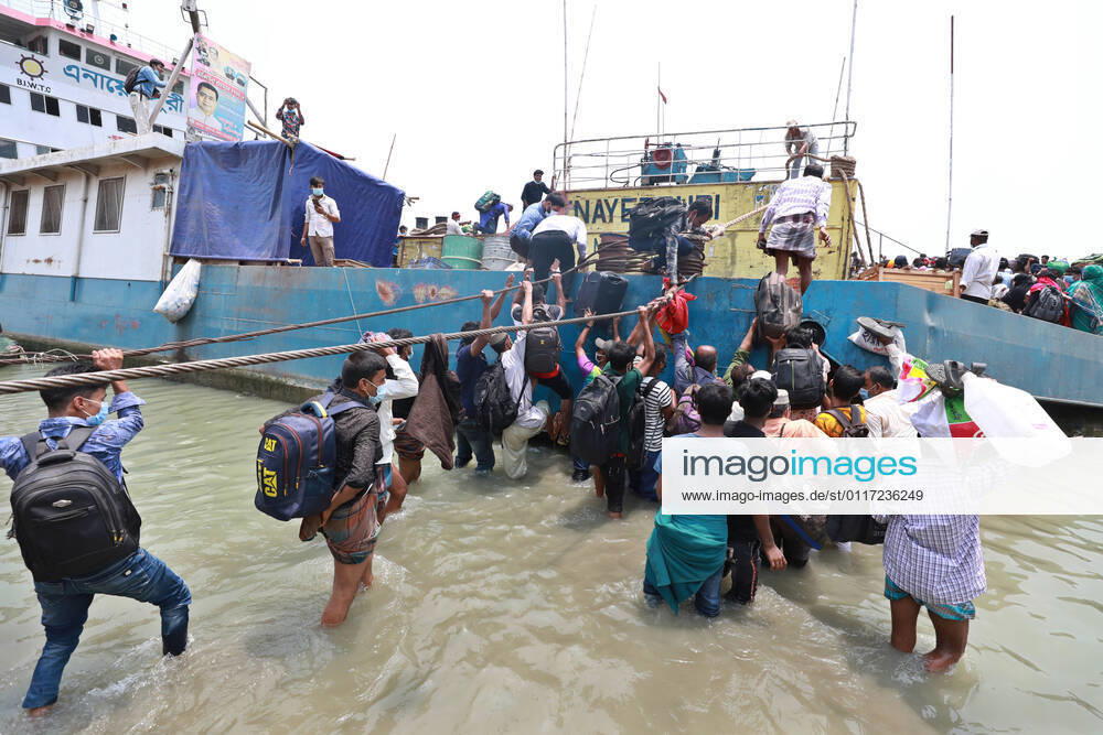 May, 08, 2021 People leave the capital city to their homes as Bangladesh s authorities imposes lockdown amid the Covid-19 coronavirus spread in Dhaka, Bangladesh Dhaka Bangladesh - ZUMAr338 20210508_zip_r338_017