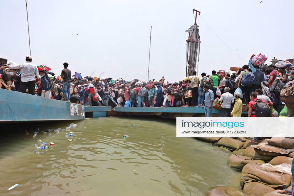 May, 08, 2021 People leave the capital city to their homes as Bangladesh s authorities imposes lockdown amid the Covid-19 coronavirus spread in Dhaka, Bangladesh Dhaka Bangladesh - ZUMAr338 20210508_zip_r338_021