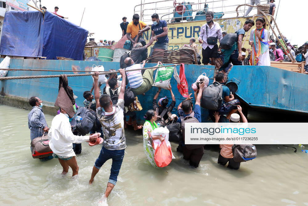 May, 08, 2021 People leave the capital city to their homes as Bangladesh s authorities imposes lockdown amid the Covid-19 coronavirus spread in Dhaka, Bangladesh Dhaka Bangladesh - ZUMAr338 20210508_zip_r338_023