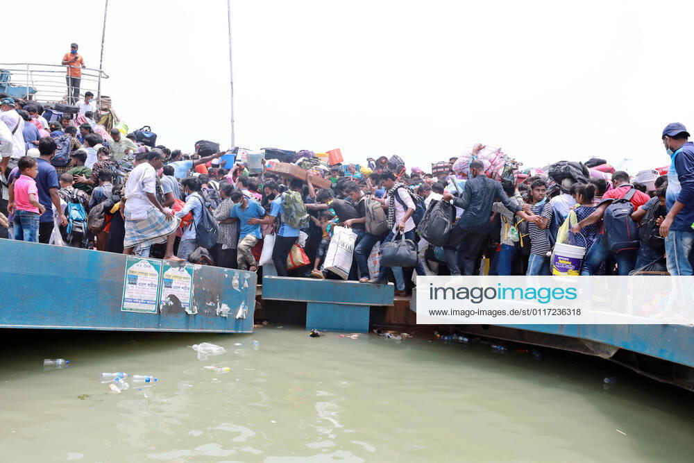 May, 08, 2021 People leave the capital city to their homes as Bangladesh s authorities imposes lockdown amid the Covid-19 coronavirus spread in Dhaka, Bangladesh Dhaka Bangladesh - ZUMAr338 20210508_zip_r338_025