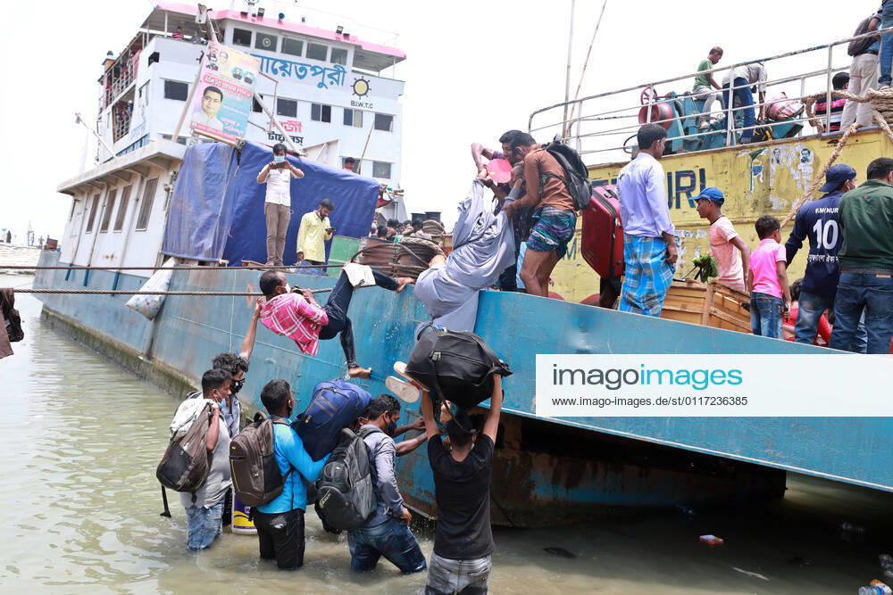 May, 08, 2021 People leave the capital city to their homes as Bangladesh s authorities imposes lockdown amid the Covid-19 coronavirus spread in Dhaka, Bangladesh Dhaka Bangladesh - ZUMAr338 20210508_zip_r338_031