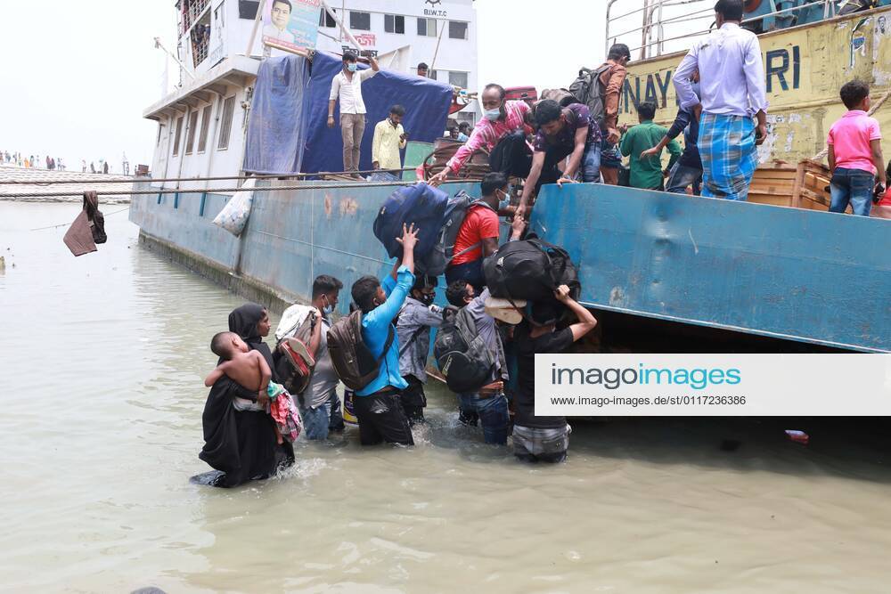 May, 08, 2021 People leave the capital city to their homes as Bangladesh s authorities imposes lockdown amid the Covid-19 coronavirus spread in Dhaka, Bangladesh Dhaka Bangladesh - ZUMAr338 20210508_zip_r338_032