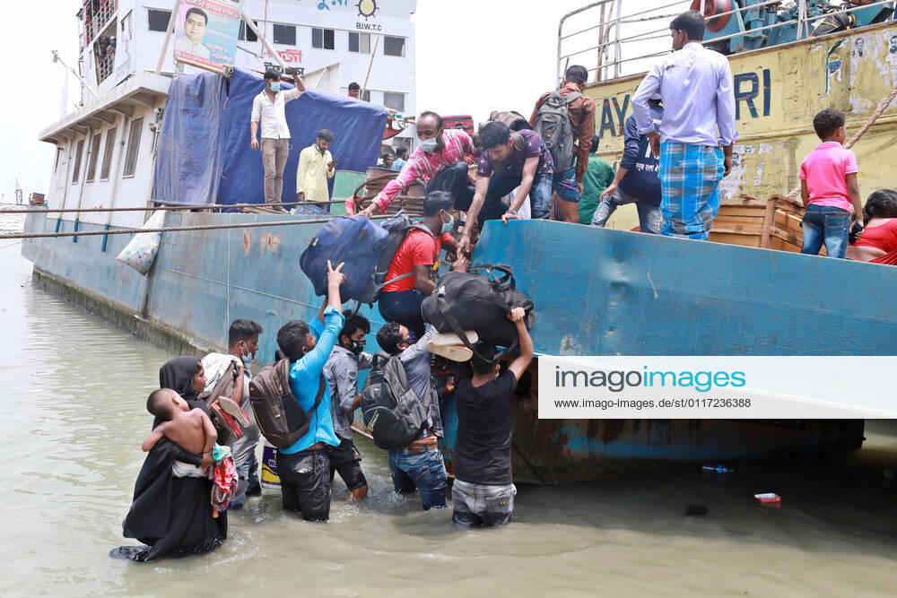 May, 08, 2021 People leave the capital city to their homes as Bangladesh s authorities imposes lockdown amid the Covid-19 coronavirus spread in Dhaka, Bangladesh Dhaka Bangladesh - ZUMAr338 20210508_zip_r338_034