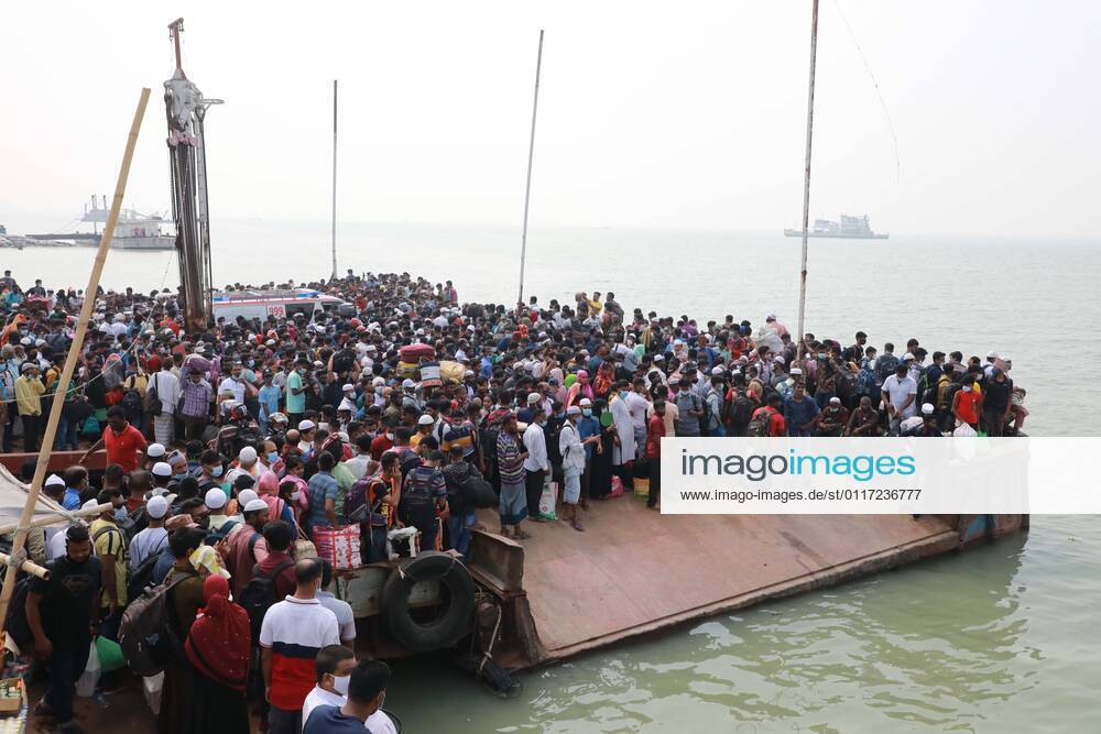 May, 08, 2021 Migrant people wait for ferry at the bank of the Padma River as they leaving the capital city during the lockdown following the COVID-19 coronavirus outbreak in Munshigonj outskirts of Dhaka, Bangladesh Dhaka Bangladesh - ZUMAr338 20210508_zip_r338_058