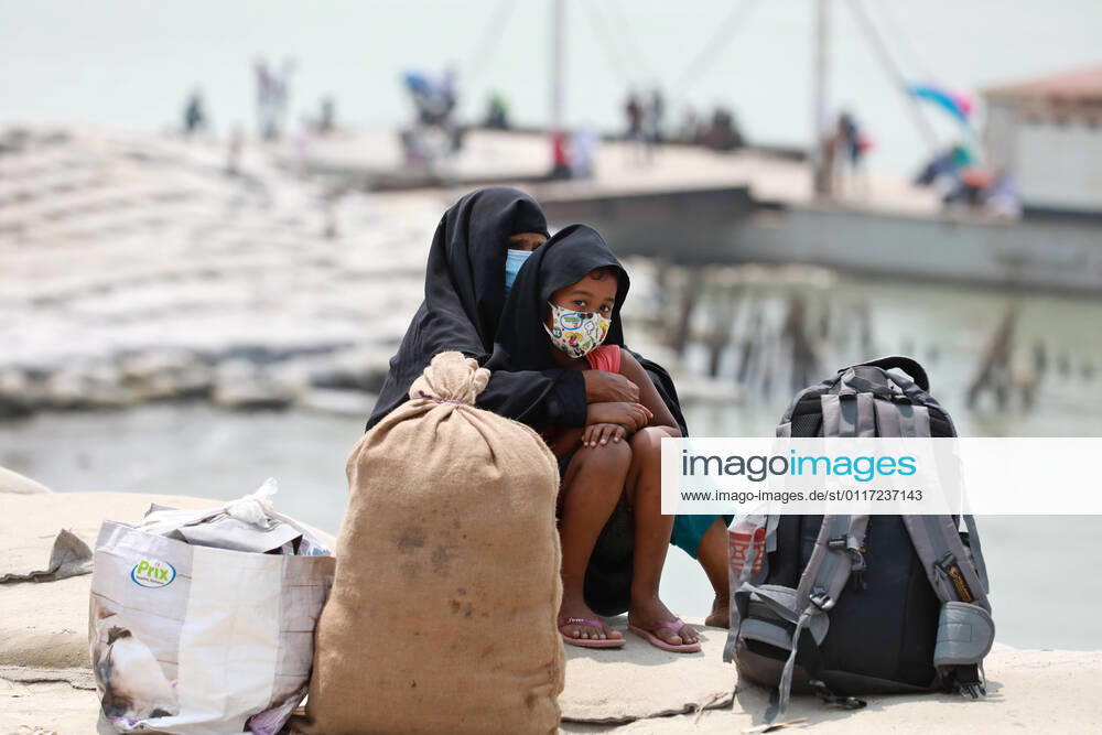 May, 08, 2021 Migrant people wait for ferry at the bank of the Padma River as they leaving the capital city during the lockdown following the COVID-19 coronavirus outbreak in Munshigonj outskirts of Dhaka, Bangladesh Dhaka Bangladesh - ZUMAr338 20210508_zip_r338_082