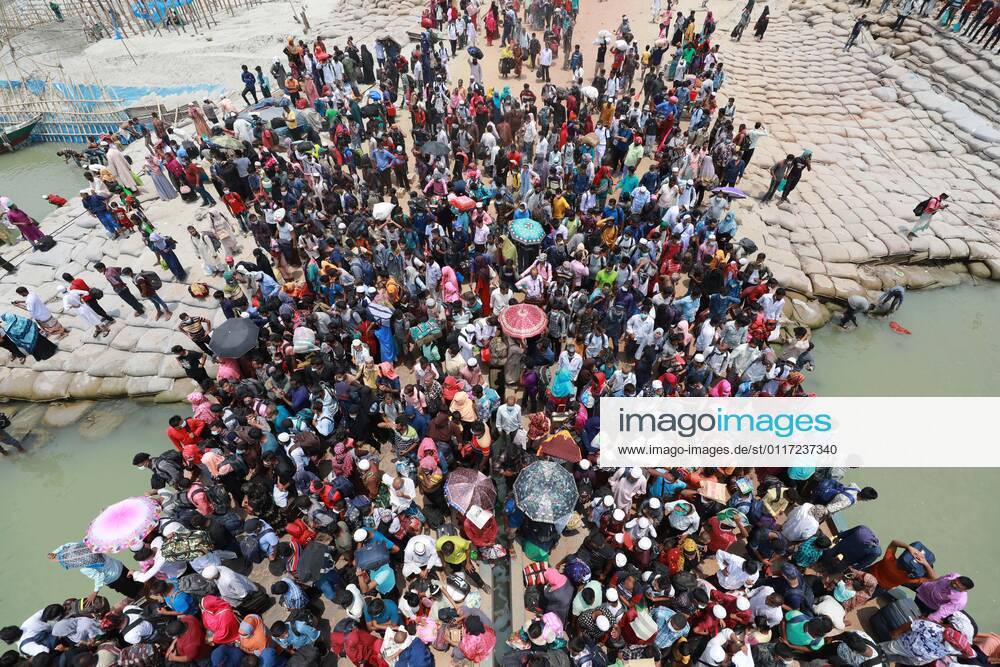 May, 08, 2021 Migrant people wait for ferry at the bank of the Padma River as they leaving the capital city during the lockdown following the COVID-19 coronavirus outbreak in Munshigonj outskirts of Dhaka, Bangladesh Dhaka Bangladesh - ZUMAr338 20210508_zip_r338_097