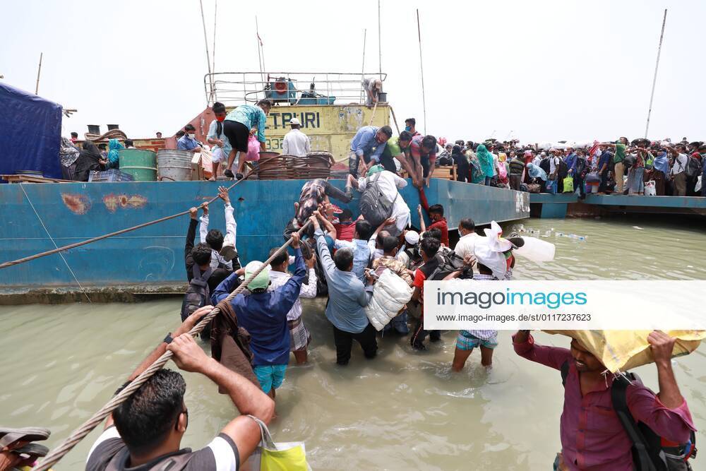 May, 08, 2021 People leave the capital city to their homes as Bangladesh s authorities imposes lockdown amid the Covid-19 coronavirus spread in Dhaka, Bangladesh Dhaka Bangladesh - ZUMAr338 20210508_zip_r338_117