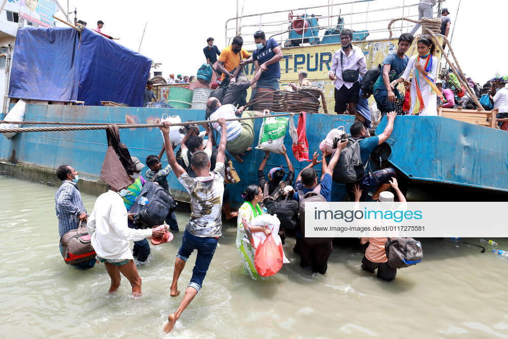 People leave the capital city to their homes as Bangladesh s authorities imposes lockdown amid the Covid-19 coronavirus spread in Dhaka, Bangladesh Dhaka Bangladesh - ZUMAr338 20210508_zip_r338_024