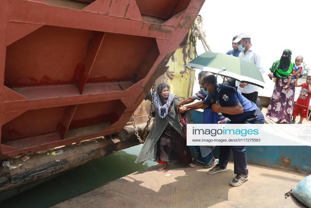 People leave the capital city to their homes as Bangladesh s authorities imposes lockdown amid the Covid-19 coronavirus spread in Dhaka, Bangladesh Dhaka Bangladesh - ZUMAr338 20210508_zip_r338_050