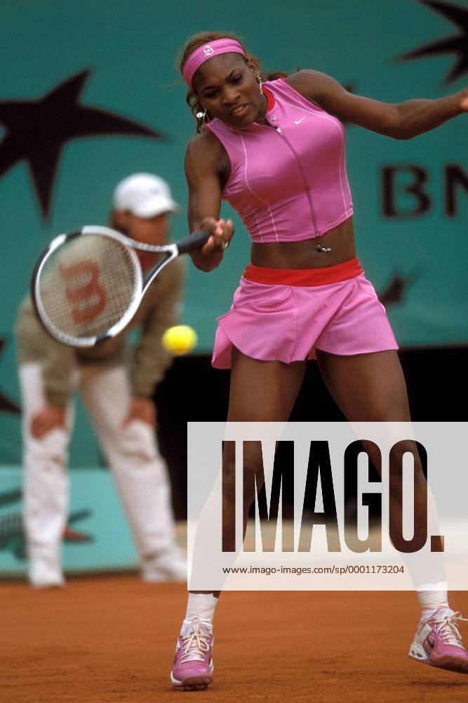 Serena Williams (USA) - Vorhand Tennis Damen French Open 2004, Grand Slam, WTA-Tour, Sand, Sandplatz, Sandplatztennis, Sandplatzturnier, Einzelbild Roland Garros Paris Dynamik