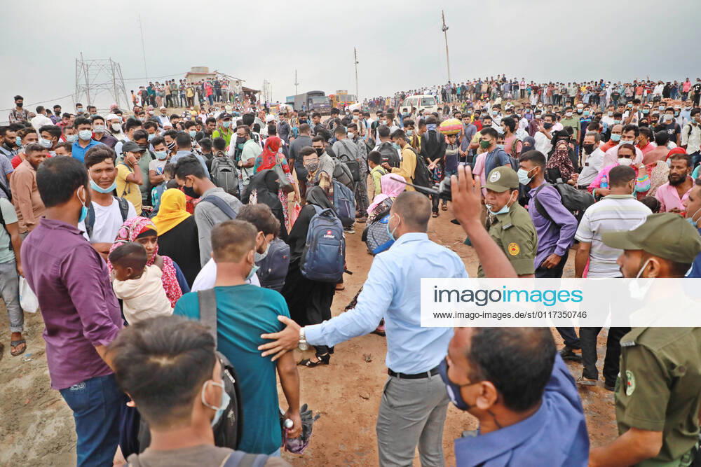 May, 09, 2021 Migrant people wait for ferry at the bank of the Padma River as they leaving the capital city during the lockdown following the COVID-19 coronavirus outbreak in Munshigonj outskirts of Dhaka, Bangladesh Dhaka Bangladesh - ZUMAr338 20210509_zip_r338_044