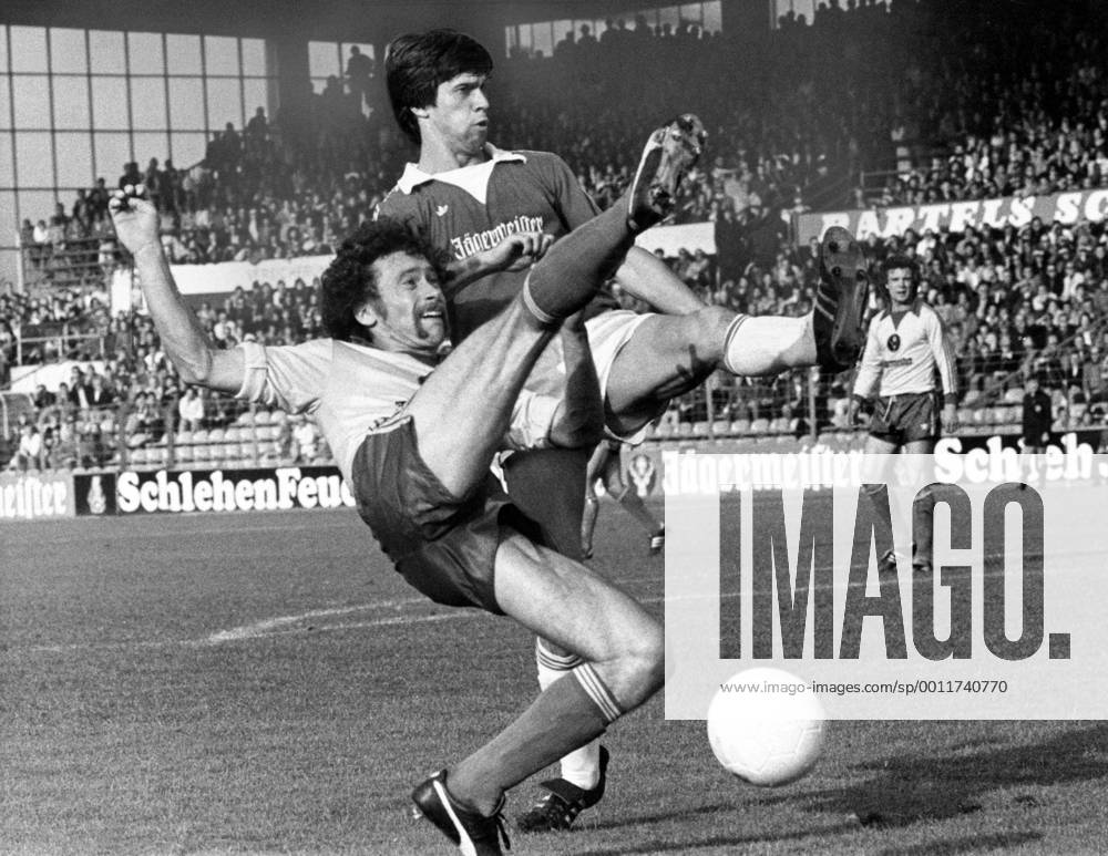 Paul Breitner (Eintracht Braunschweig, li.) gegen Werner Lorant (1. FC Saarbrücken)