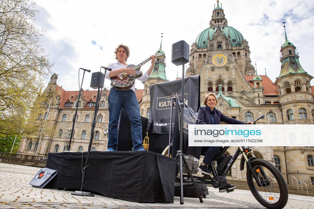 Lower Saxony, Hanover, Culture, Culture fahr rad makes music mobile, Hanovers first rolling culture bike with compact and mobile mini stage transforms squares and places in the city into an open air concert hall. Head of the Department of Culture Konstanze Beckedorf and Daniel Zeinoun, who came up with the idea of the culture bike, present the converted cargo bike,