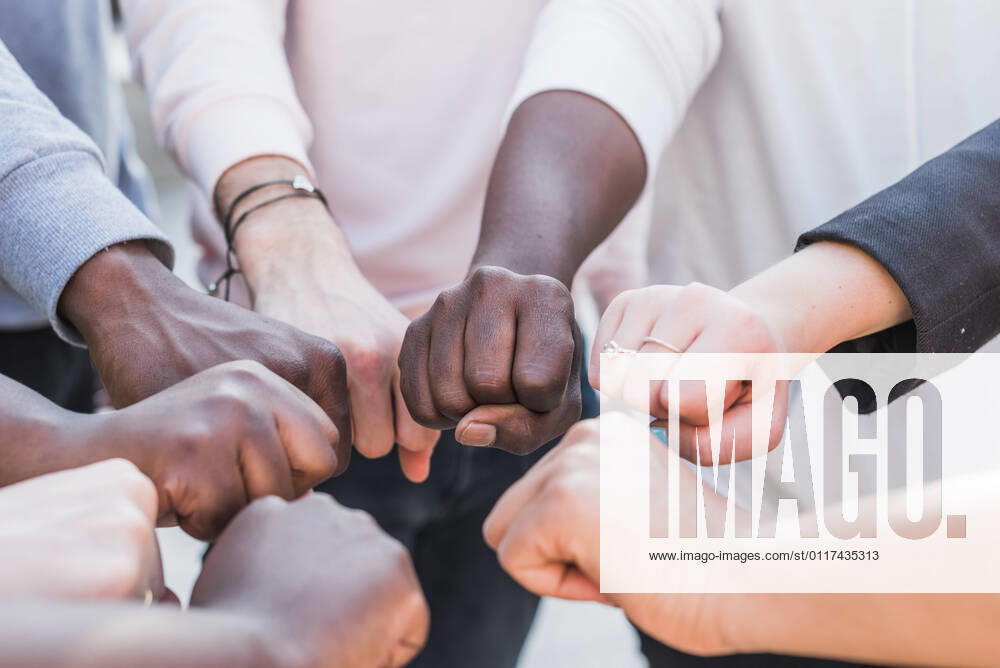 IMAGO Creative: Frauenmonat, Feministischer Aktivismus IMAGO Creative: 2022 Aussichten Group of cropped unrecognizable multiethnic protesters standing with clenched fist during Black Lives Matter demonstration, Model released