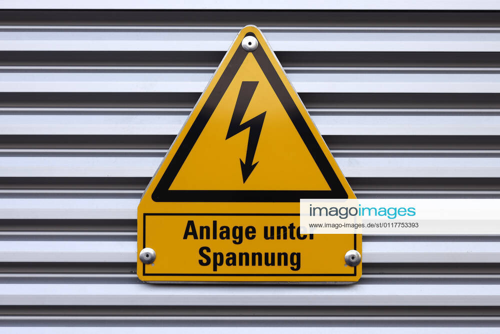 A warning sign plant under voltage at a power box symbol picture, theme picture Cologne, 11 05 2021 Foto:xC.xFuturexImage