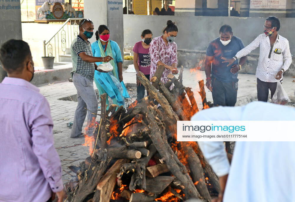 Cremation Of COVID-19 Victims In Rajasthan, India Girls of a family perform last rites during cremation of their grandmother at Hindu Crematorium, amid coronavirus pandemic in Beawar. Beawar Rajasthan India