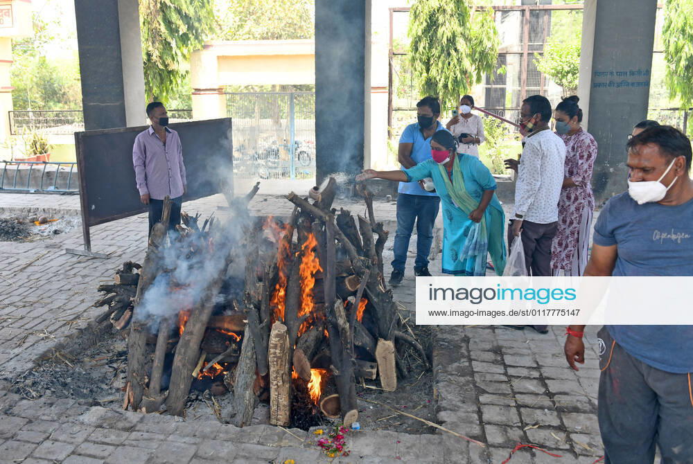 Cremation Of COVID-19 Victims In Rajasthan, India Relatives perform last rites during cremation of an old woman at Hindu Crematorium, amid coronavirus pandemic in Beawar. Beawar Rajasthan India