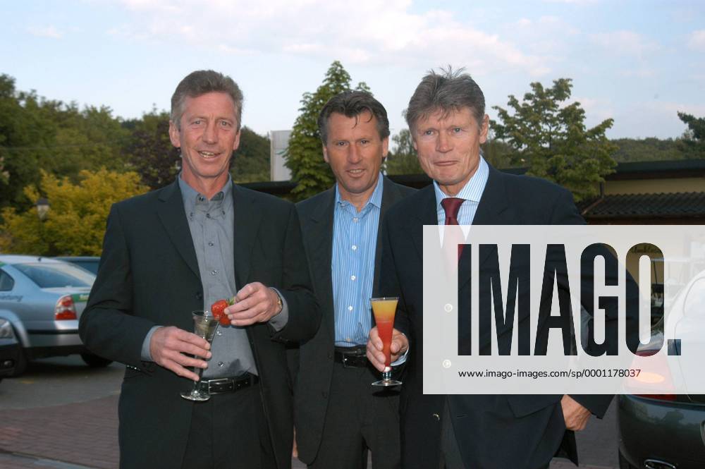 Die ehemaligen HSVer Ditmar Jakobs (li.), Manfred Kaltz (Mitte) und Peter Nogly (alle Deutschland) genehmigen sich ein Gläschen am Rande eines Prominentengolfturniers Fußball Herren Ehemalige 2004 Gruppe Wuppertal