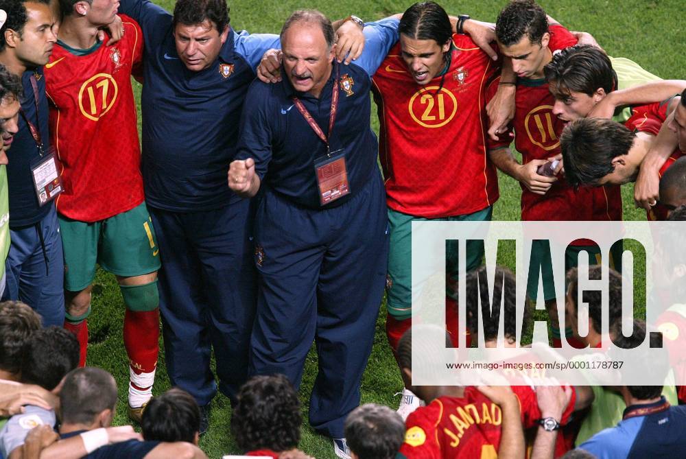 Nationaltrainer Luiz Felipe Scolari (Mitte, Portugal) schwört sein Team auf die bevorstehende Verlängerung ein - u.a. Nuno Gomes (21) und Simao (11) Fußball EM Herren Euro 2004, Europameisterschaft, Länderspiel, Nationalmannschaft, Nationalteam, Viertelfinale Gruppe Lissabon