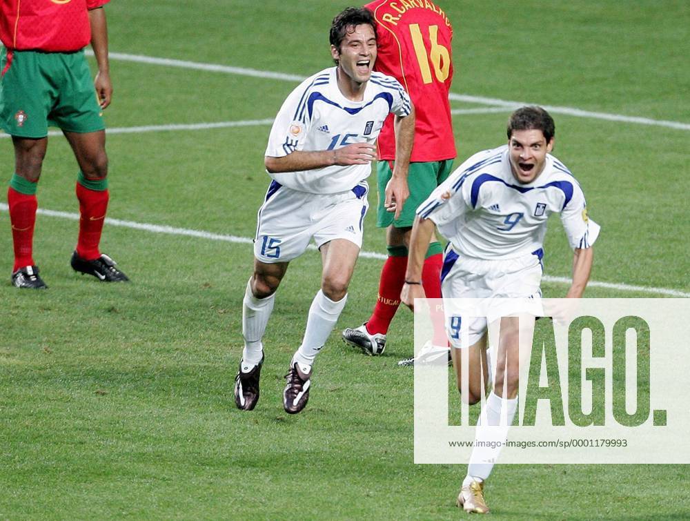 Angelos Charisteas (vorn) und Zisis Vryzas (2.v.li., beide Griechenland) - Torjubel, dahinter Jorge Andrade (li.) und Carvalho (beide Portugal) fassungslos Fußball EM Herren Euro 2004, Europameisterschaft, Länderspiel, Nationalmannschaft, Nationalteam, Finale, Endspiel Gruppe Lissabon Freude, Begeisterung,