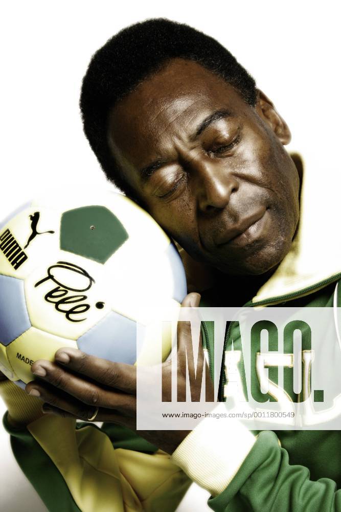 Pele Shooting in Berlin - Pele in Retro-Trainingsanzug, hält die Replica seines Puma Fussballs von 1970.