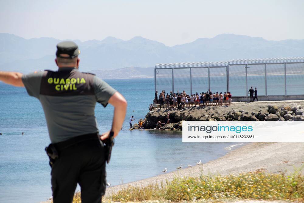 A Civil Guard member observe Moroccan immigrants who arrived swimming to Ceuta (Spain) at the north of Morocco on 17 May 2021. Moroccan immigrants try to arrive to Spain !ACHTUNG: NUR REDAKTIONELLE NUTZUNG!