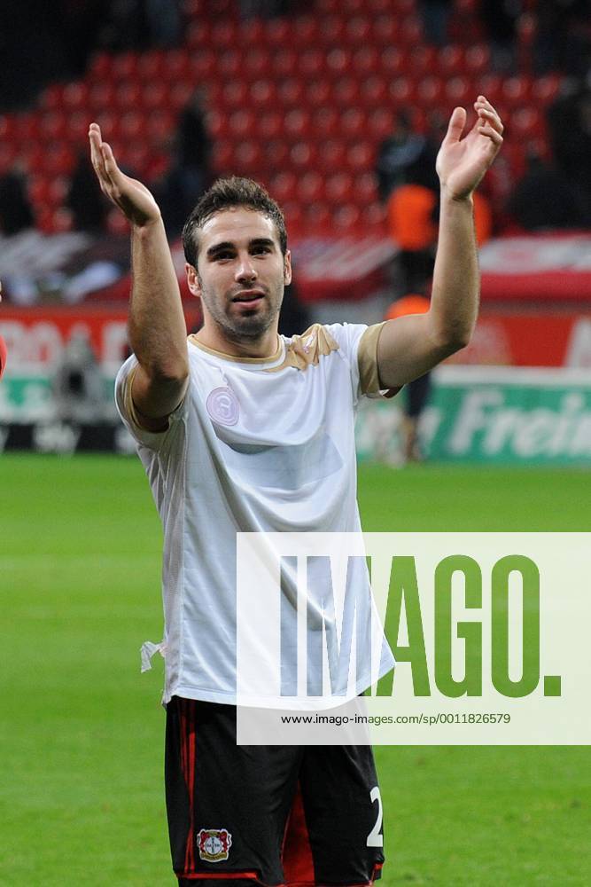 Daniel Carvajal ( Bayer 04 Leverkusen Portrait ) bedankt sich nach dem Heimsieg bei den Anhängern für die tolle Unterstützung. 04.11.2012, 1. Liga, 10. Spieltag, Leverkusen