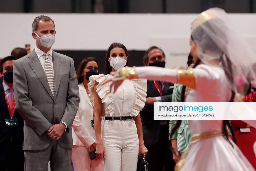 Spain s King Felipe VI (L) and Queen Letizia (C) observe a perform during the openning day of the International Tourism Fair (FITUR) at Ifema congress center, in Madrid, Spain, 19 May 2021. The fair is held under strict health measures with tests and capacity control and focused on helping tourism sector, around a year after a devastated impact due to COVID-19 pandemic. Preparations for official opening of International Tourism Fair FITUR !ACHTUNG: NUR REDAKTIONELLE NUTZUNG!